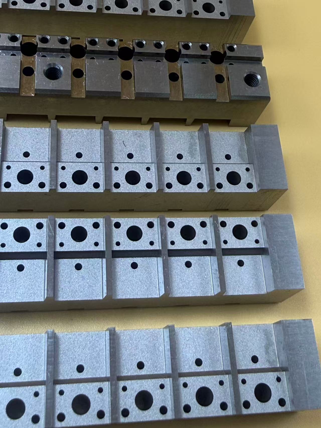 Welche Anwendungen bietet die langsame elektrische Entladungsbearbeitungstechnologie in Halbleiterverpackungsformen?